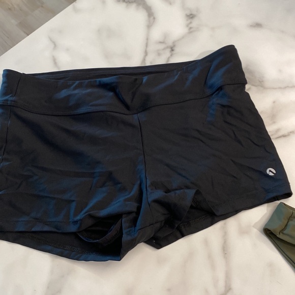 BUNDLE! 2 Swim Tops,1 Pair of Shorts , 2Bras! All size S & XS - Picture 10 of 11